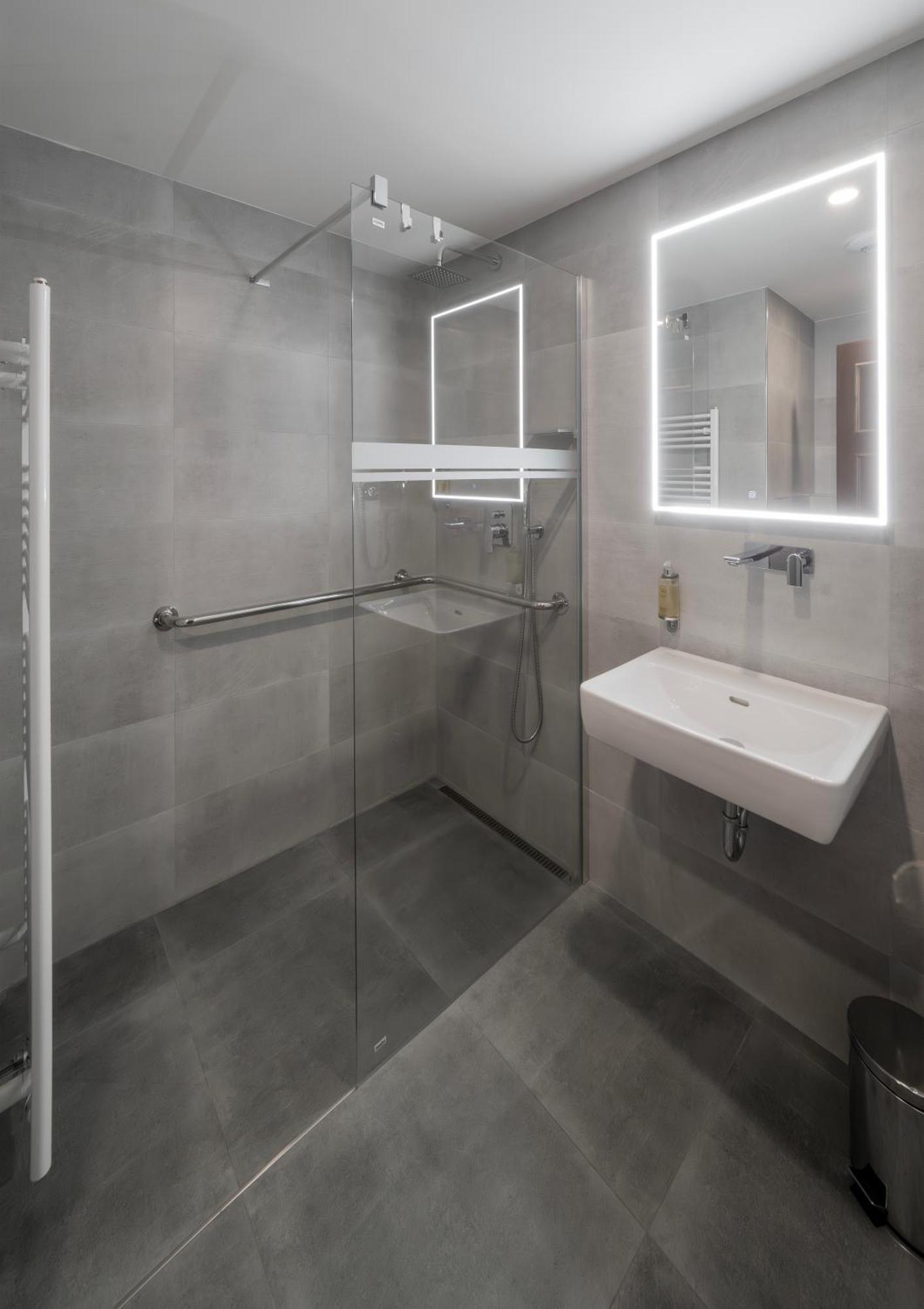 Hotel Praha Hrensko Luaran gambar